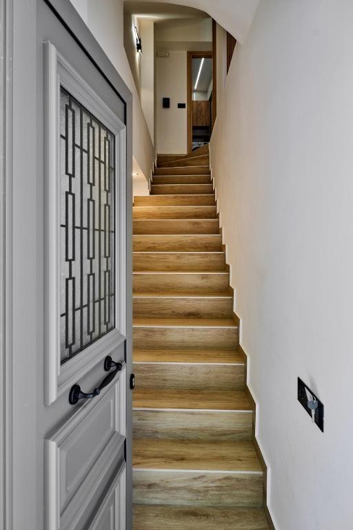 Entrance and staircase